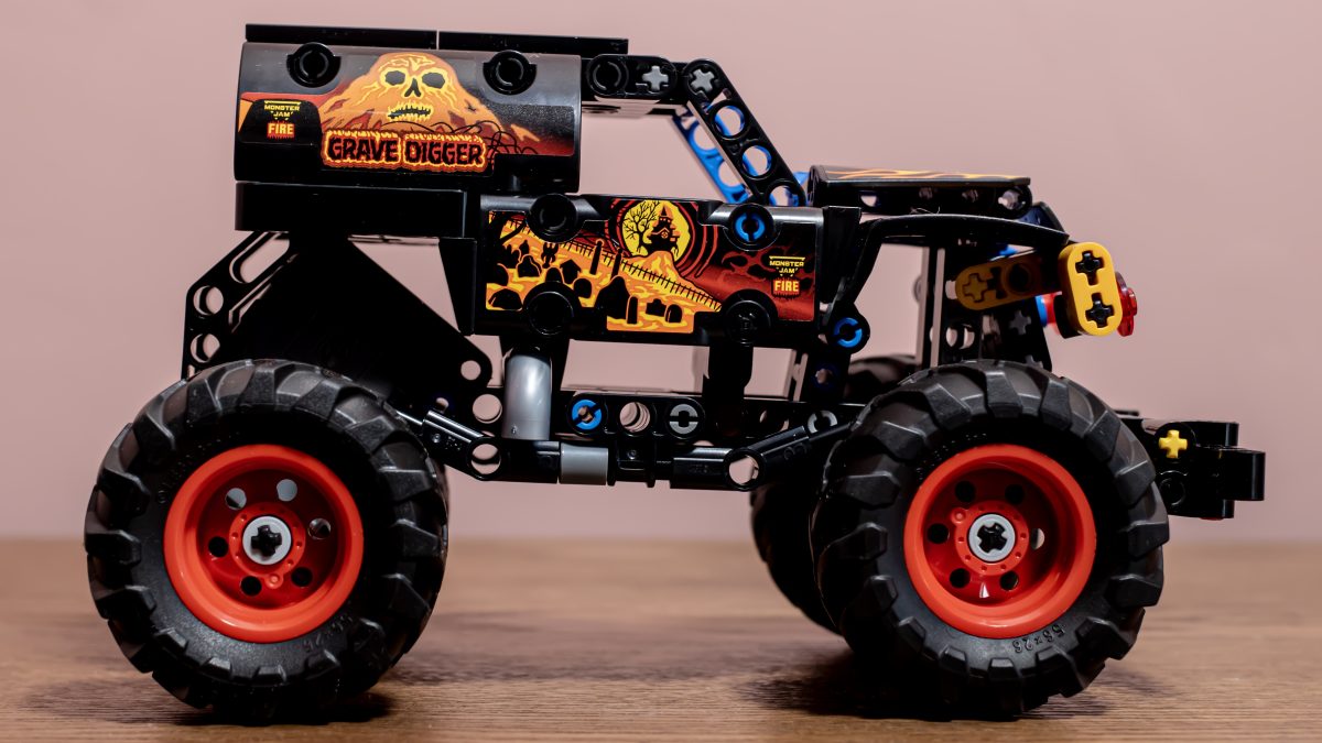 LEGO Technic 42219 Monster Jam Grave Digger 1 1200x675