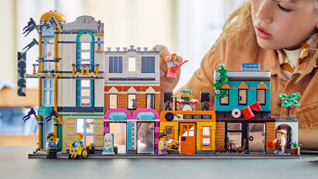 LEGO Creator 31141 Main street lifestyle featured 1024x576